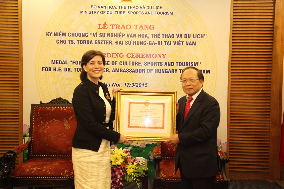 Bộ trưởng Bộ VHTTDL Hoàng Tuấn Anh trao Bằng chứng nhận Kỷ niệm chương Vì sự nghiệp VHTTDL  cho bà Torda Eszter
